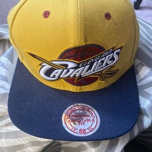 PRE-OWNED MEN’S MITCHELL & NESS CLEVELAND CAVALIERS LEBRON ADJUSTABLE FI…
